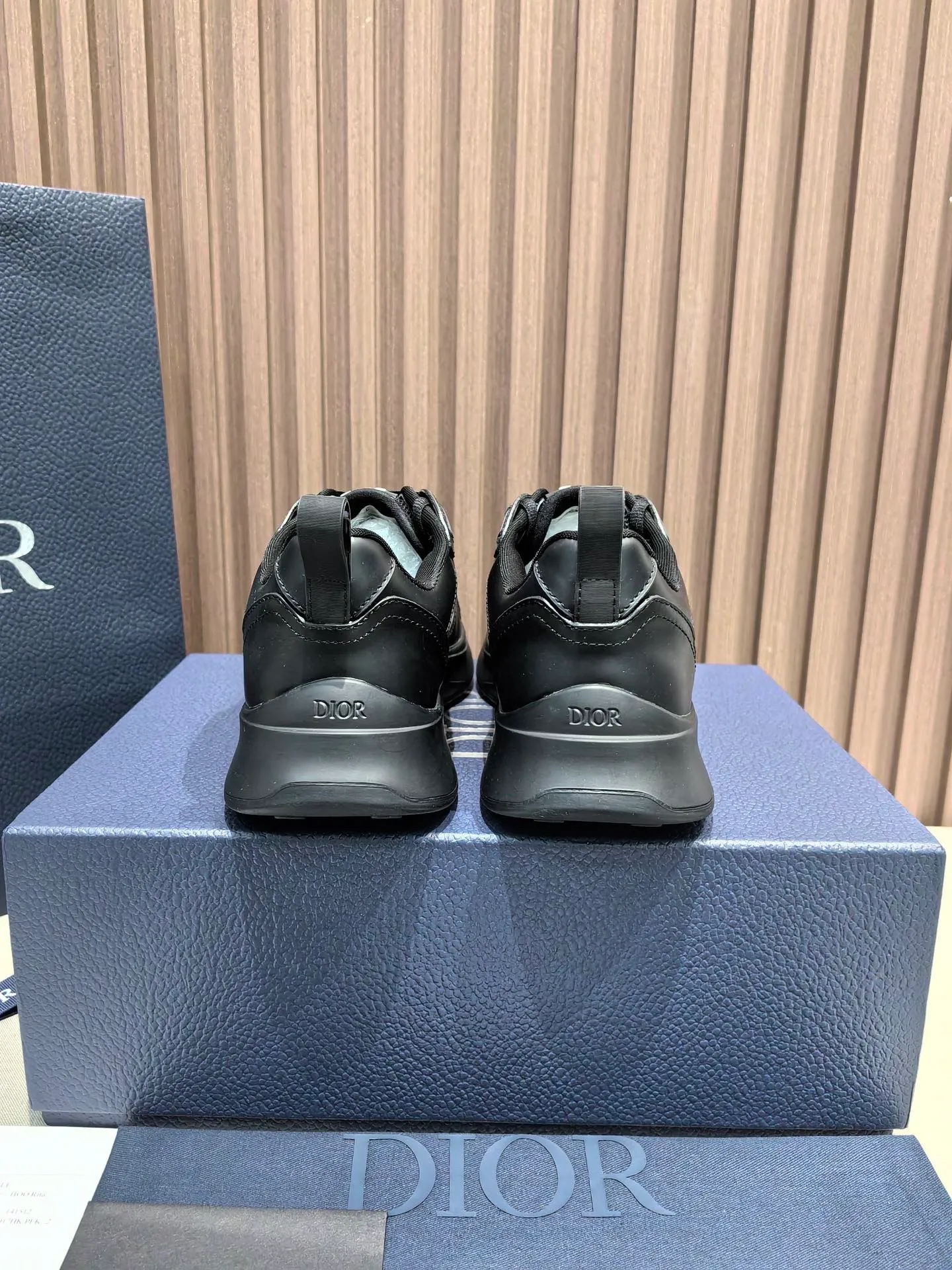 Factory price: 440💰 🔍Top purchasing agent🇮🇹 Dior's super-popular sports shoes, popular for street men, are synchronized with the new product counters. The uppers are made of Italian original imported cowhide and matched with D's customized fabrics. It is a must-have for fashionistas. The complex craftsmanship is perfectly reproduced. Imported soft cowhide foot pads, soles: original soles specially provided by the original factory, exclusive movable molded soles are super comfortable, original factory follow-up goods, 🔍🔍high quality, you can enter and exit the counter at will, welcome to compare, code number 38-45 (46 can be customized and cannot be returned or exchanged)